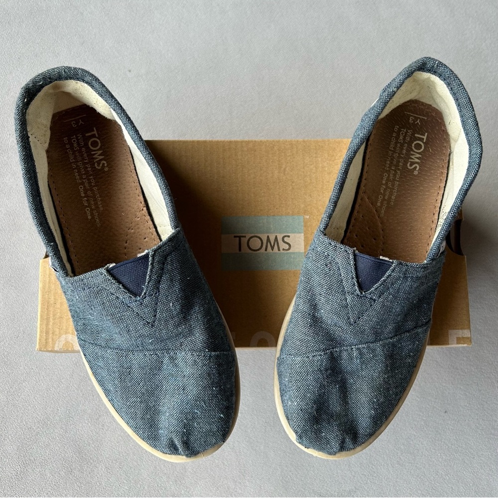 Toms ~ Classic Navy Chambray ~ Youth Size 3